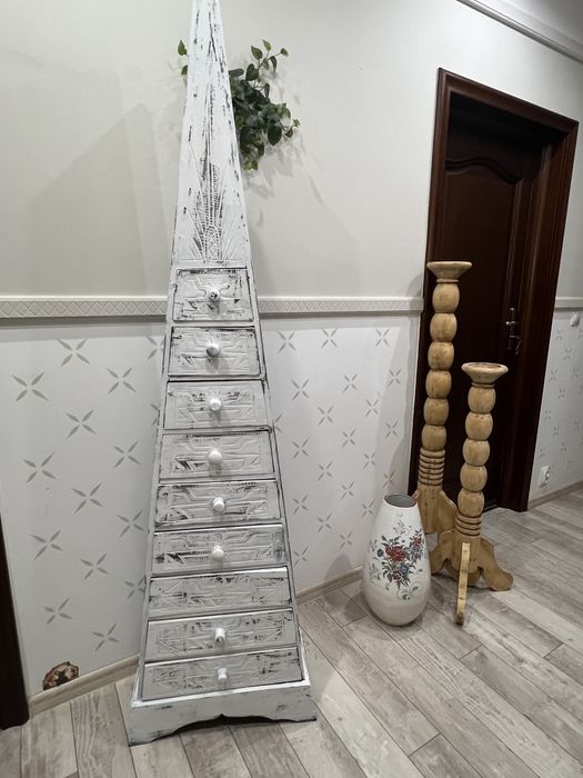 Ciekawa drewniana szafka