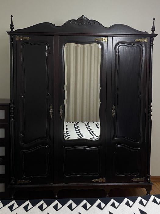 Mobília de quarto (cama, armário, cómoda, espelho, duas mesinhas)