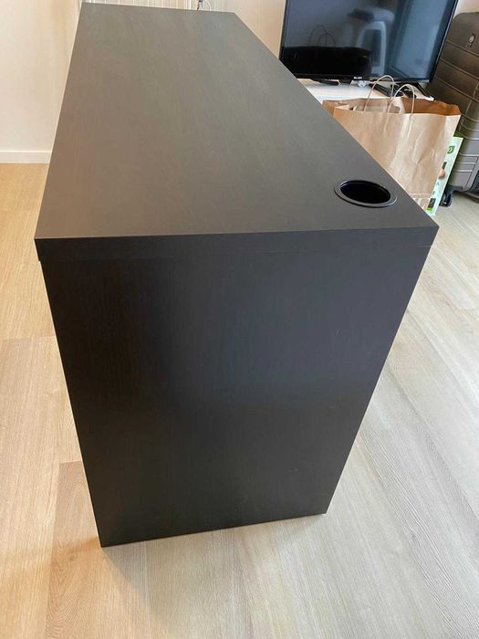 Secretária IKEA MICKE 142×50 cm, preto-castanho.