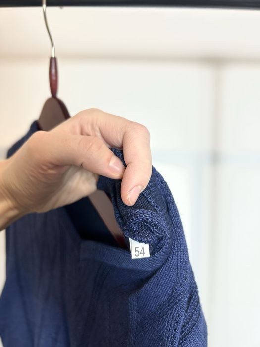 Montechiaro Italy sweter meski w serek niebieski wełna