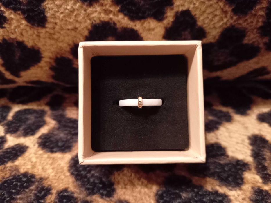 Каблучка " Sova ", керамiка з дiамантами, р. 16.5. Киев.