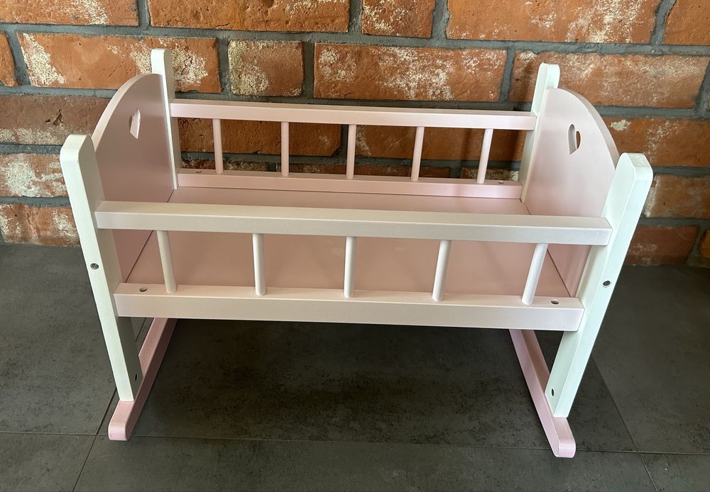 Drewniana różowa kołyska dla lalki