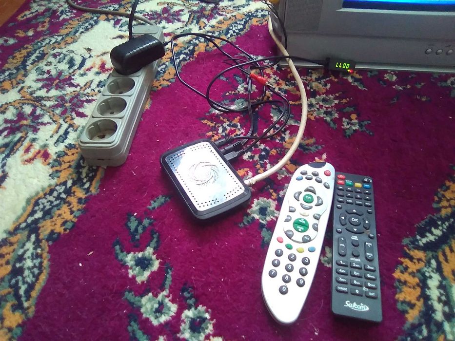 Телевизор Самсунг с спутниковой антеной