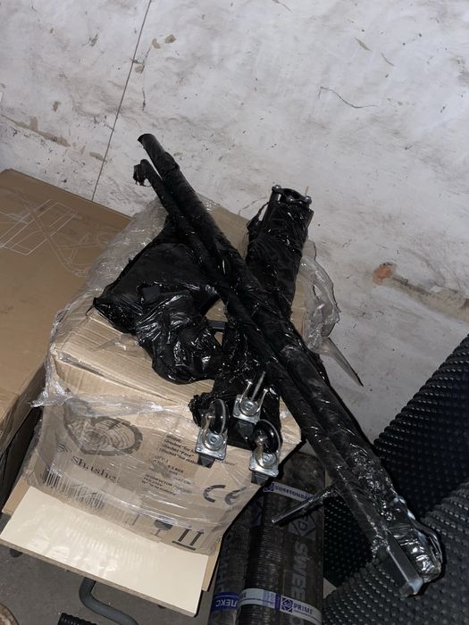 Пристрій для знищення шашелю, короїду з деревини з стійкою.