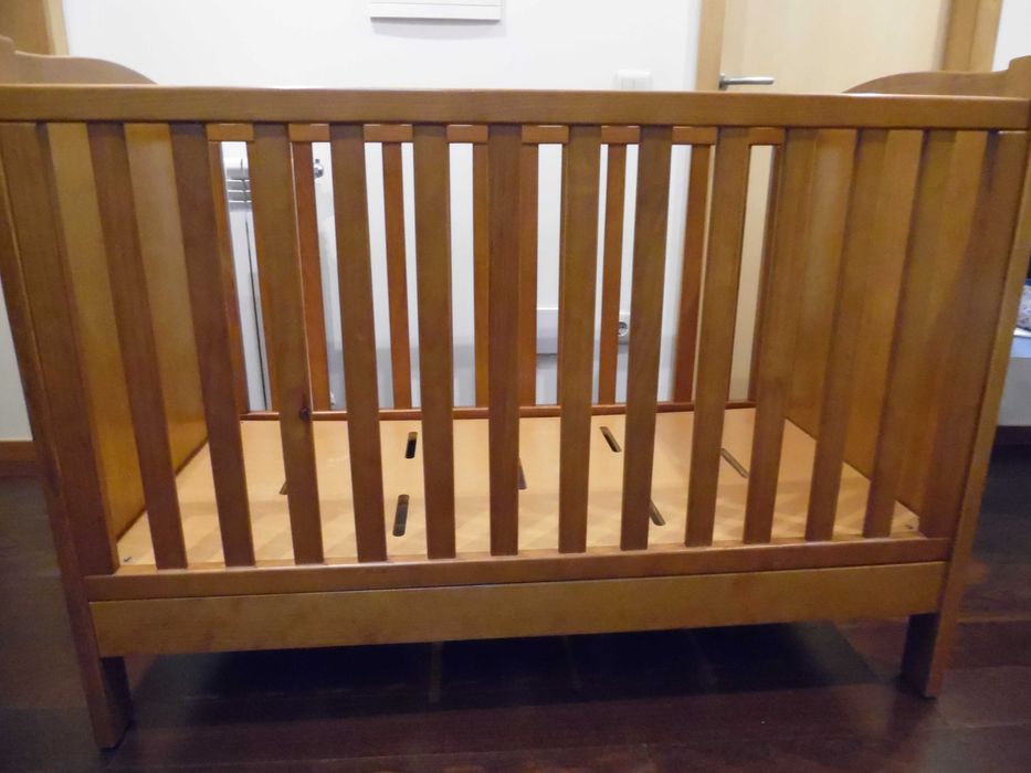 Cama Bebe, madeira, robusta, com adaptador para câmara vigilância