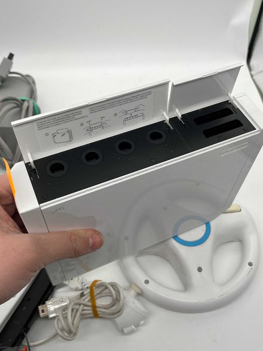 Konsola Nintendo Wii + gry i okablowanie + kierownica