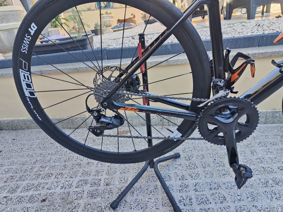 Bicicleta de estrada em carbono KTM