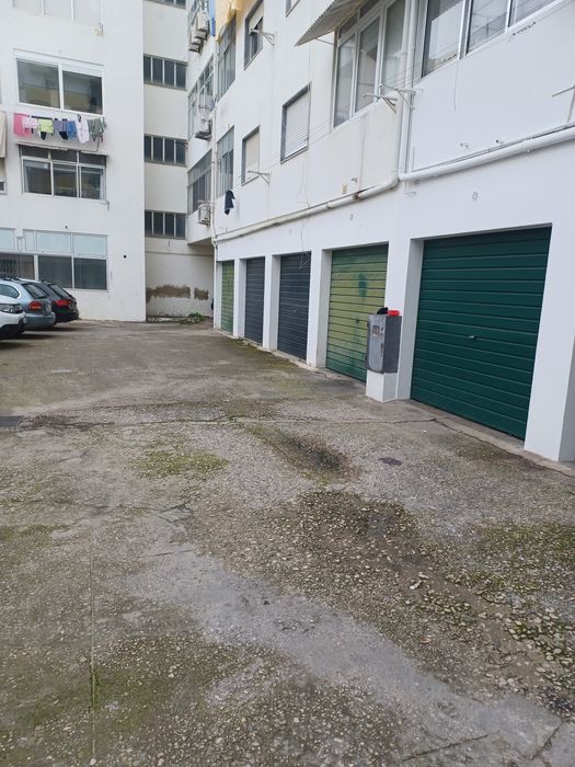 Arrenda-se Garagem Box / Armazém