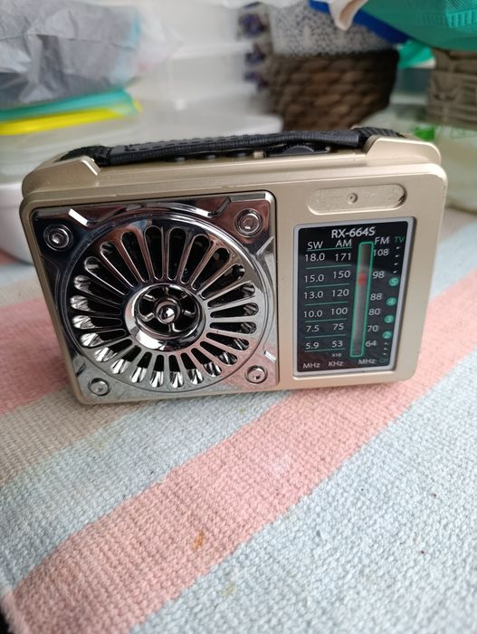 Rádio portátil com painel solar