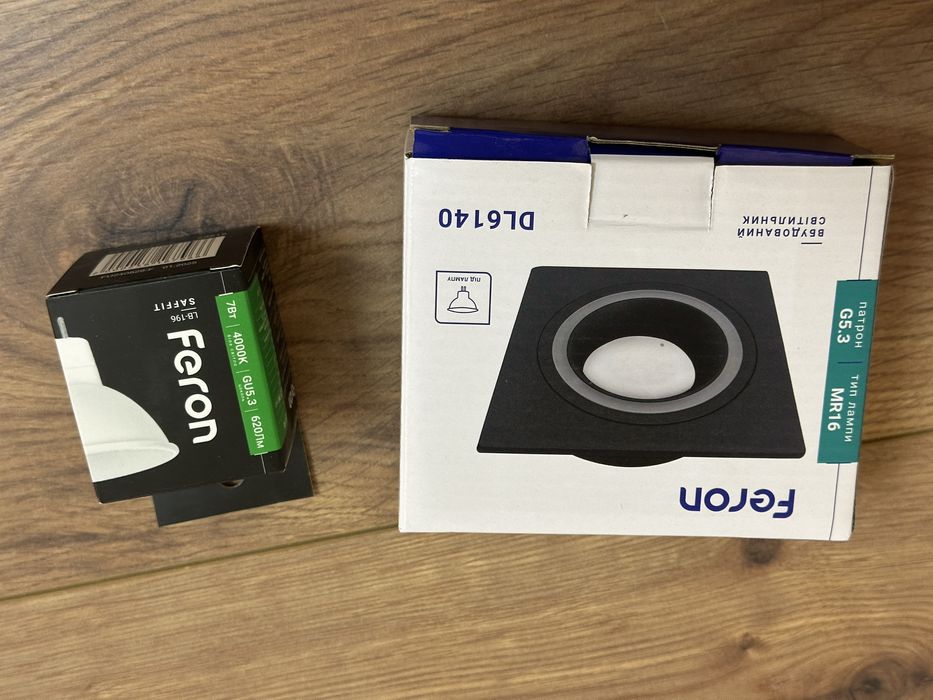 Два вбудованих світильники Feron DL6140 з лампою типу GU5.3 .