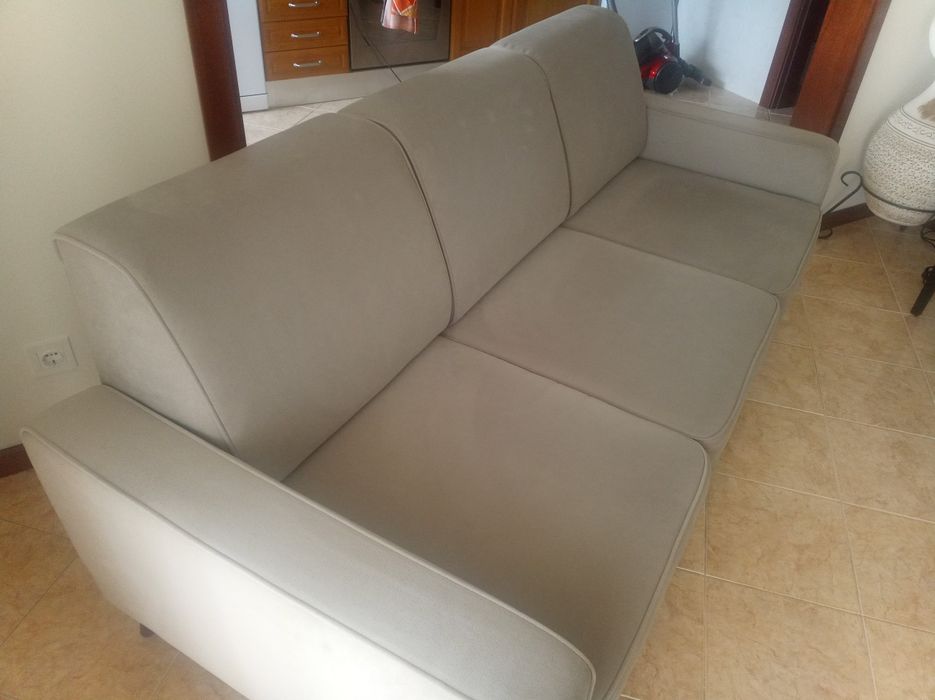 Sofá bege 3 lugares