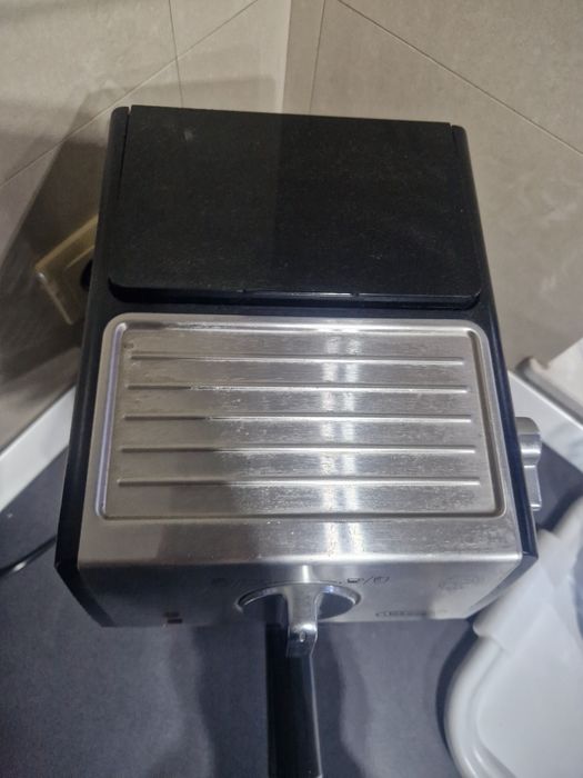 Ekspres ciśnieniowy do kawy Delonghi