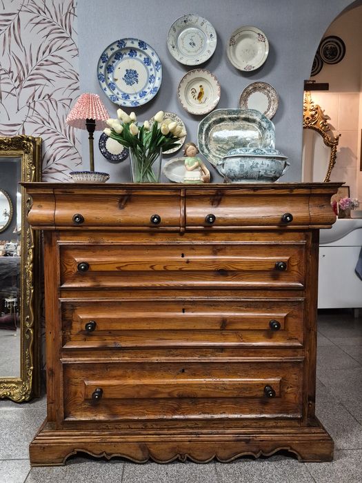 Cómoda Antiga de Prestígio em Madeira Maciça. Séc XIX em Riga.