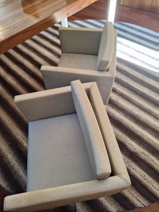 Conjunto de 2 cadeiras, secretaria, e tapete de escritorio