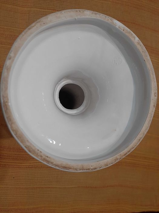 Coluna branca antiga para vaso