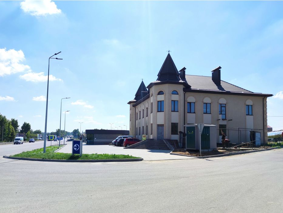 Продаж фасадної будівлі 1200 м² на міжнародній трасі, Вінницька обл.