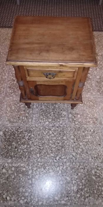 Mesinha de cabeceira antiga