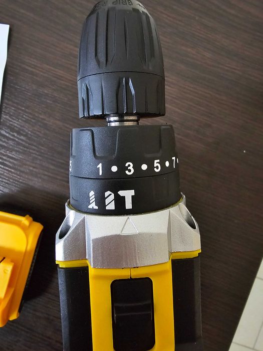 Ударний шуруповерт DeWALT DUKU DCD796  з набором інструментів