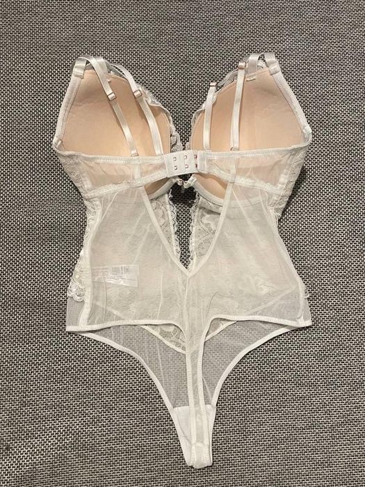 Розкішний весільний мереживний жіночий боді з чашечками