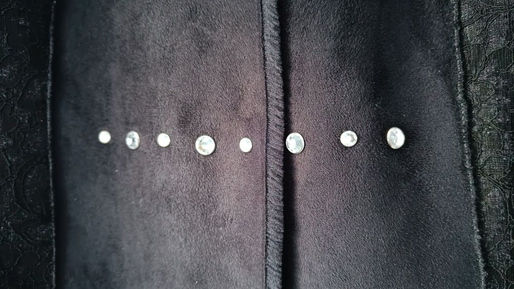 Piękny nietuzinkowy płaszcz z futrem