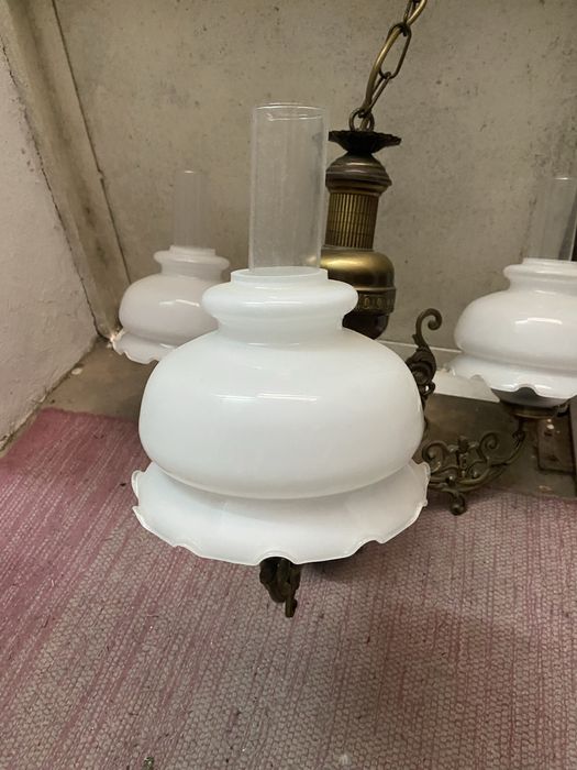 Tres candeeiros um de tecto e dois de mesa de cabeceira