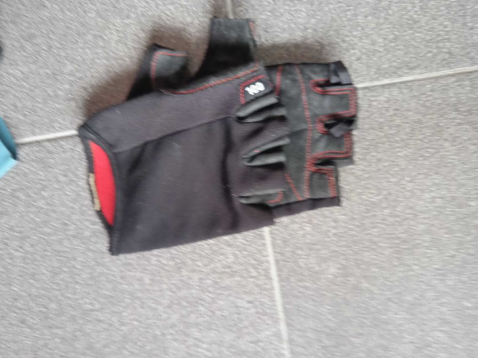 Luvas de desporto novas. Não respondo a SMS.