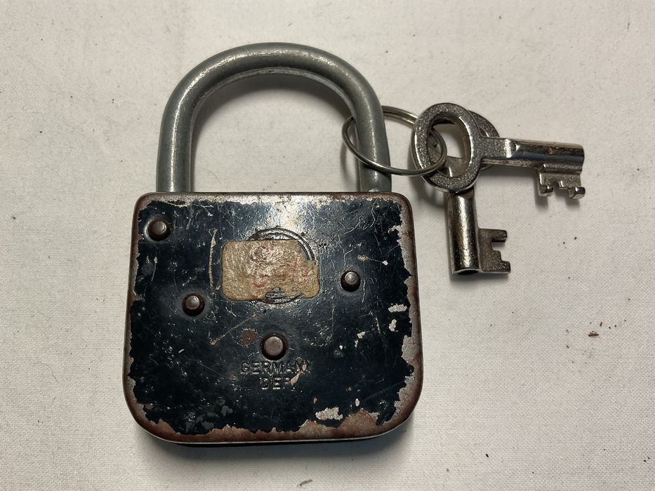 Cadeado antigo com chaves