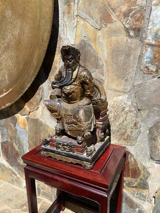 Divindade Chinesa Qing Escultura Madeira exótica Policromia Ouro 42 cm