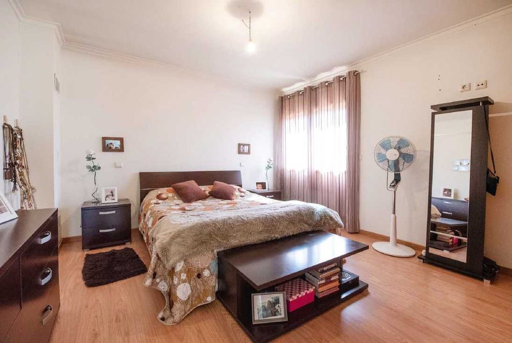 Quarto completo, em bom estado de conservação, composto por cama com estrado e colchão, mesas de cabeceira, espelho e cômoda.