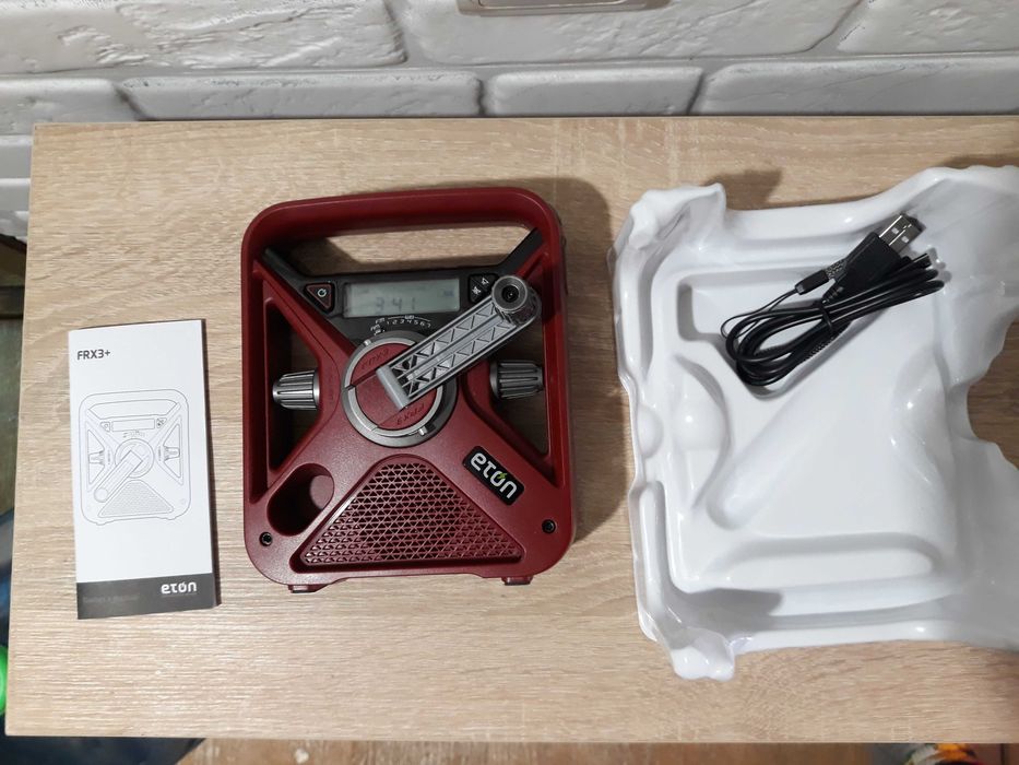 Зарядное устройство с ручным генератором и солнечной панелью и радио