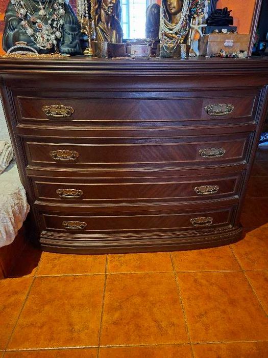 Cama, cómoda , mesas de cabeceira tudo em mogno 270€