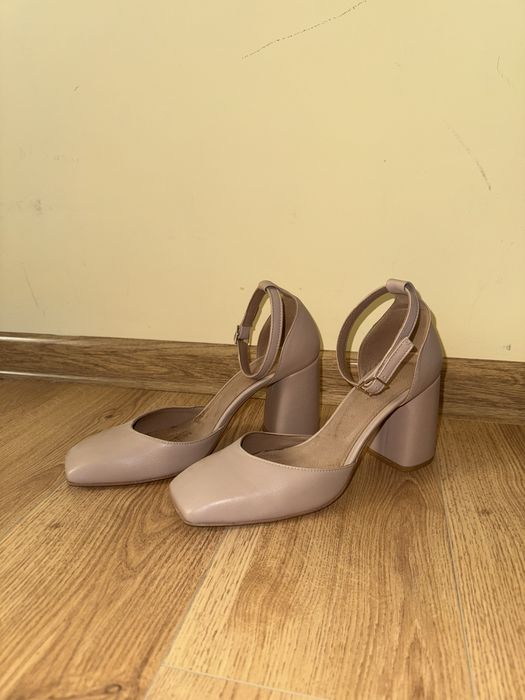 Бежеві туфлі в ідеальному стані (39 розмір)