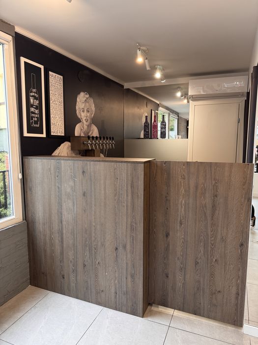 Meble sklepowe - lada, instalacja z kranami