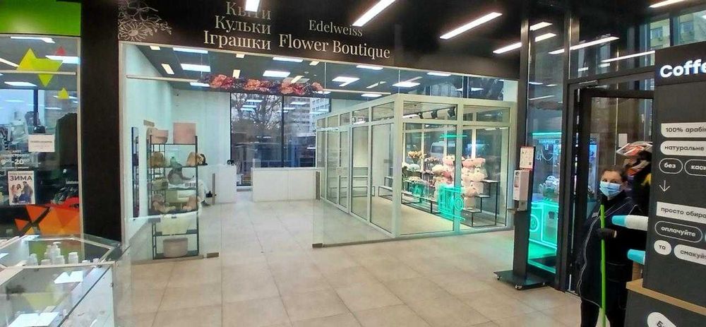 Оренда фасадного приміщення біля метро Чернігівська - More