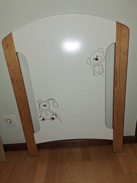 Cama com colchão e cómoda bebé