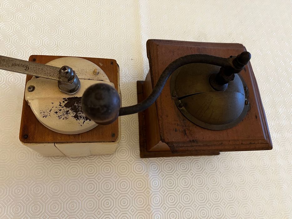 Moinhos de café antigos, um deles Peugeot Frères
