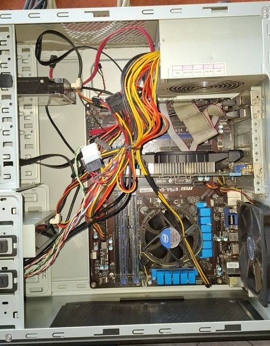 Komputer stacjonarny z monitorem LG 20 cali