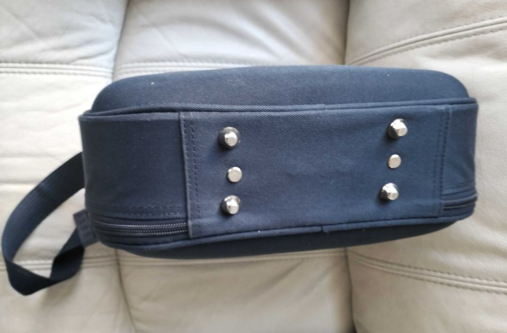 Podróżny kuferek na kosmetyki Avon