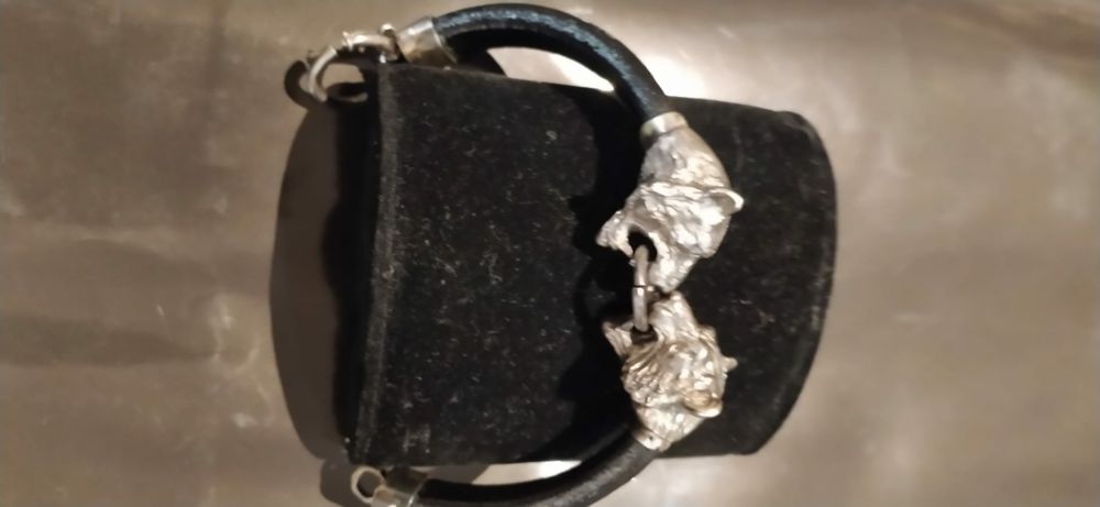 Pulseira com dois leões em prata oxidada com brilhantes e cabedal cozi