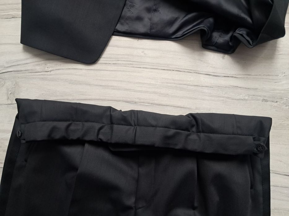 Elegancki czarny garnitur męski