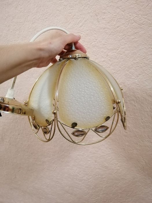 Люстра є 2 штуки