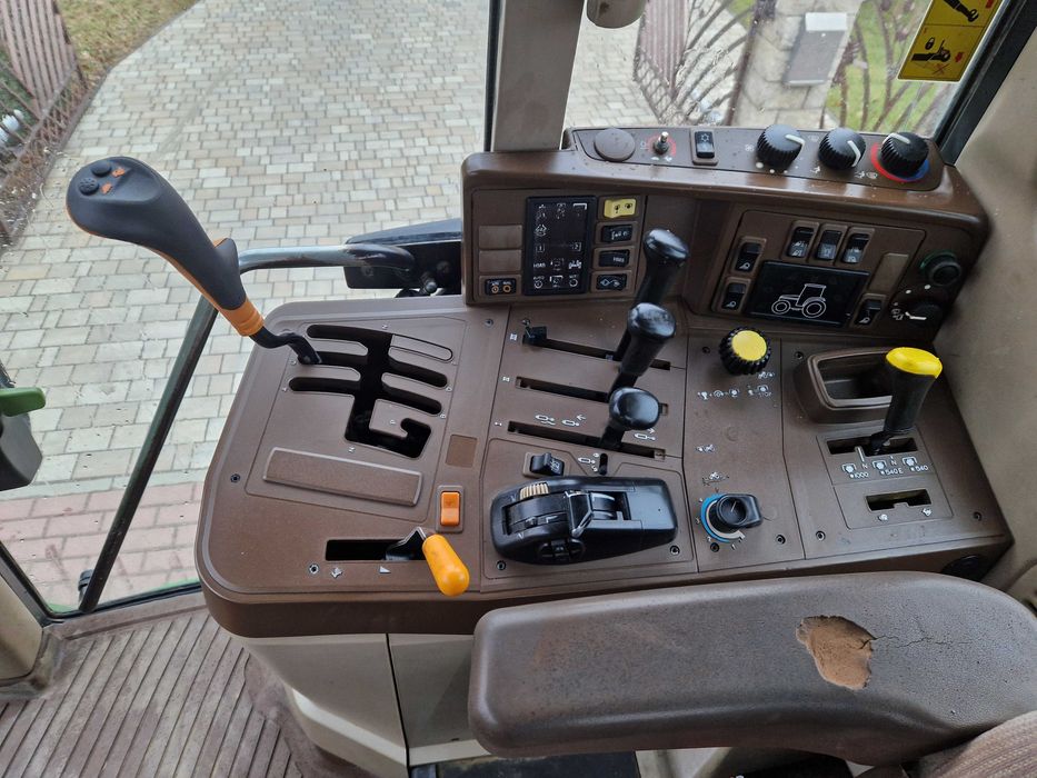 Ciągnik John Deere 6820