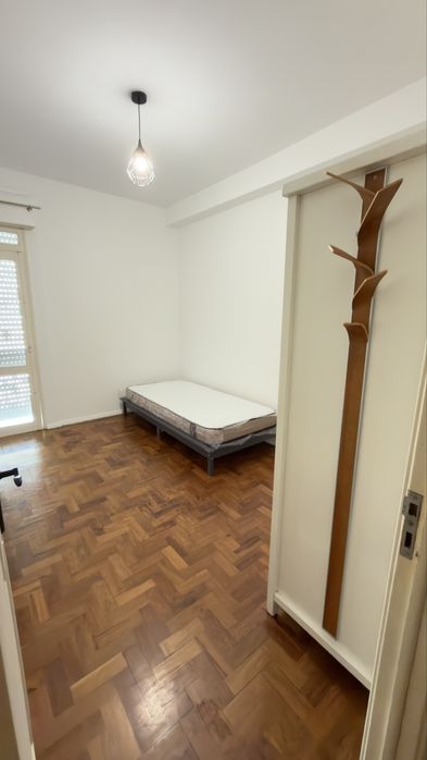 Tenho Quartos  para arrendar , um com varanda e o outro sem varanda , apartamento com duas casas de banho , presik com elevador e todo remodelado