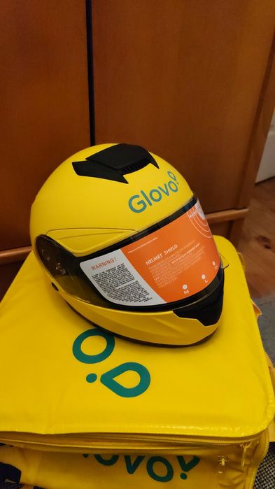 Mochila Glovo, capacete e casaco impermeável  3em1