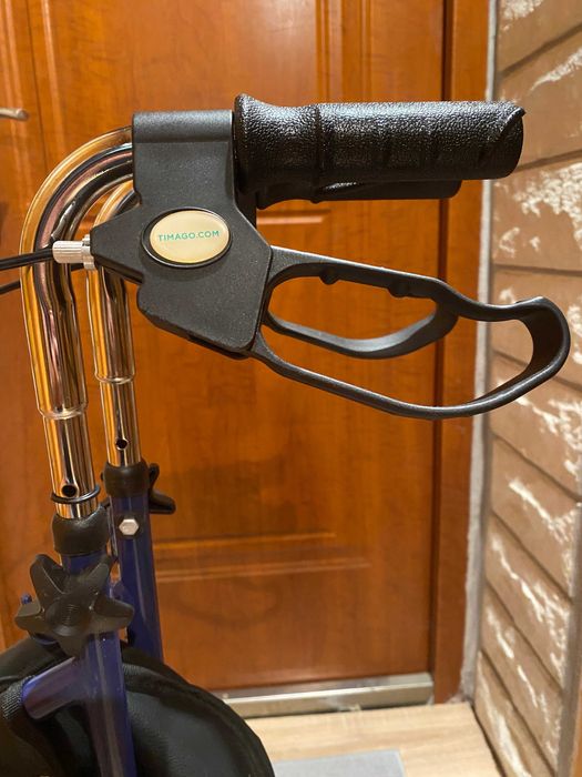 Wózek na zakupy i chodzik dla osoby starszej