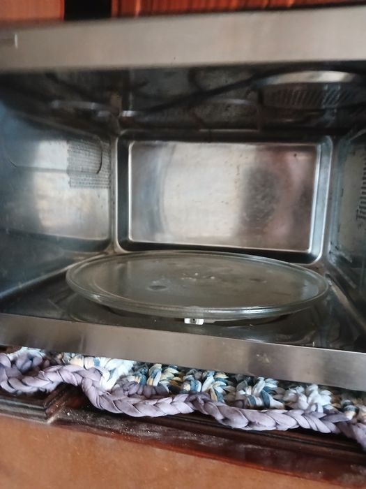 Microondas com forno impecável.