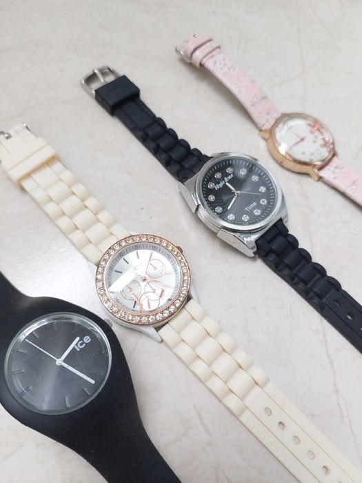 Часы наручные золотистые playboy