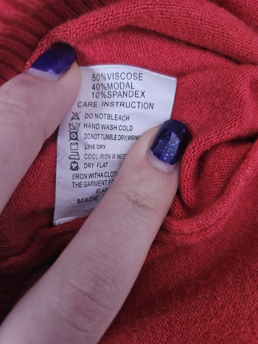 Czerwony golf dzianinowy