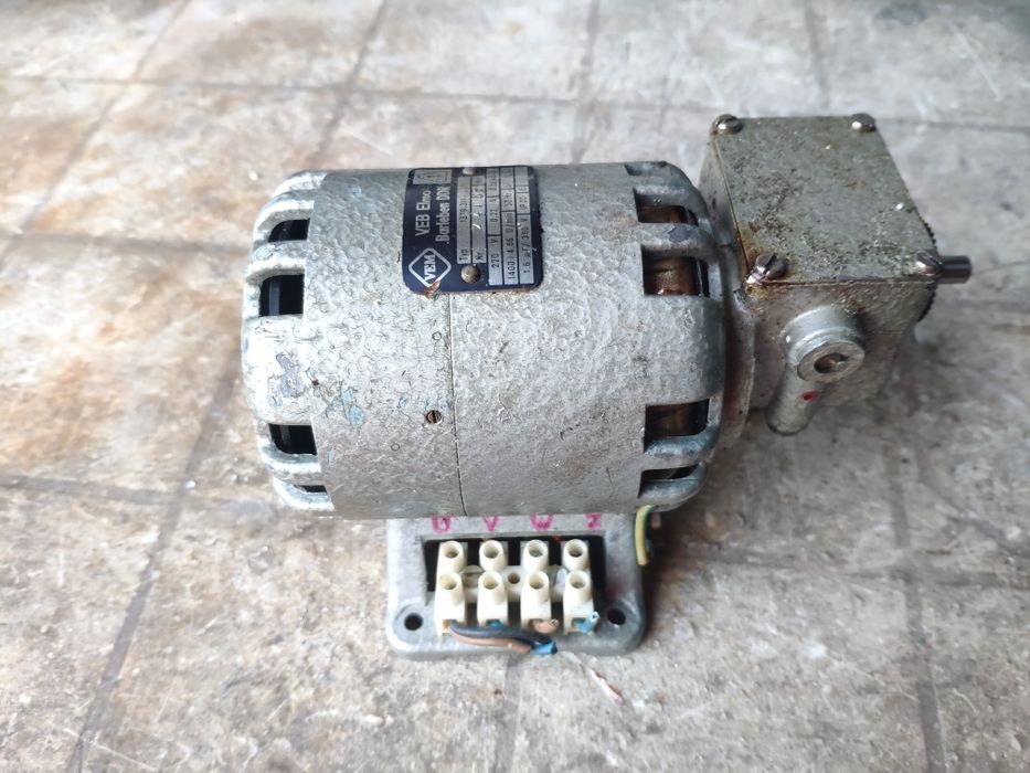 Silniczek z przekładnia mały 220-230v 0.22A