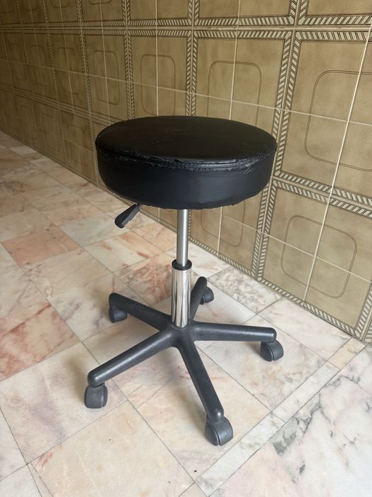 VENDIDO - Banco Ajustável com Rodas Giratório
